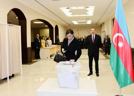 ​Azərbaycan Prezidenti İlham Əliyev 6 saylı seçki məntəqəsində səs verib