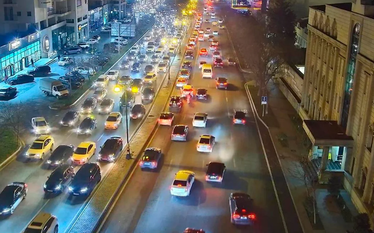 Hazırda Bakının bir sıra yollarda tıxac müşahidə olunur