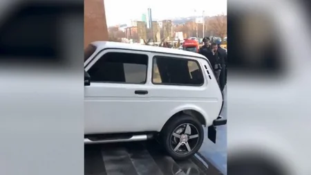 В Ереване мужчина в знак протеста попытался поджечь свою машину на лестнице здания мэрии - ФОТО - ВИДЕО