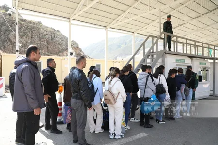 People of Armenian origin freely pass through Lachin border checkpoint 