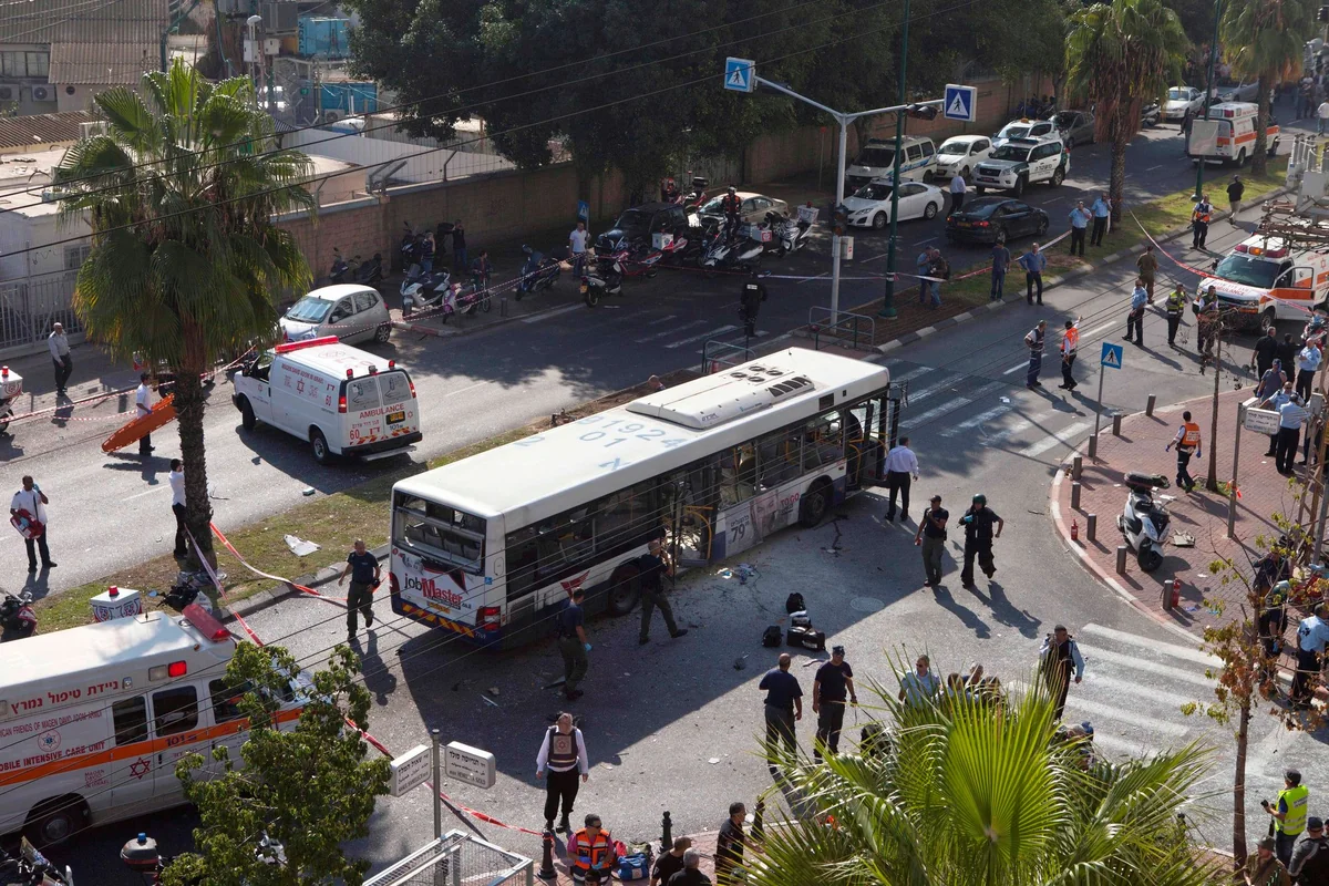 İsraildə naməlum şəxs avtobusa atəş açıb, xəsarət alan var