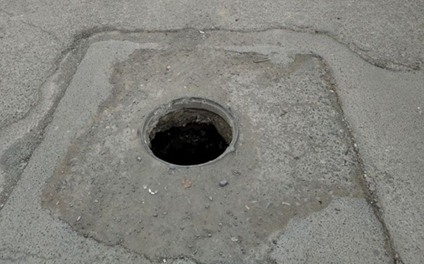 Ramanada gənc kanalizasiya qovşağına yıxılaraq xəsarət alıb