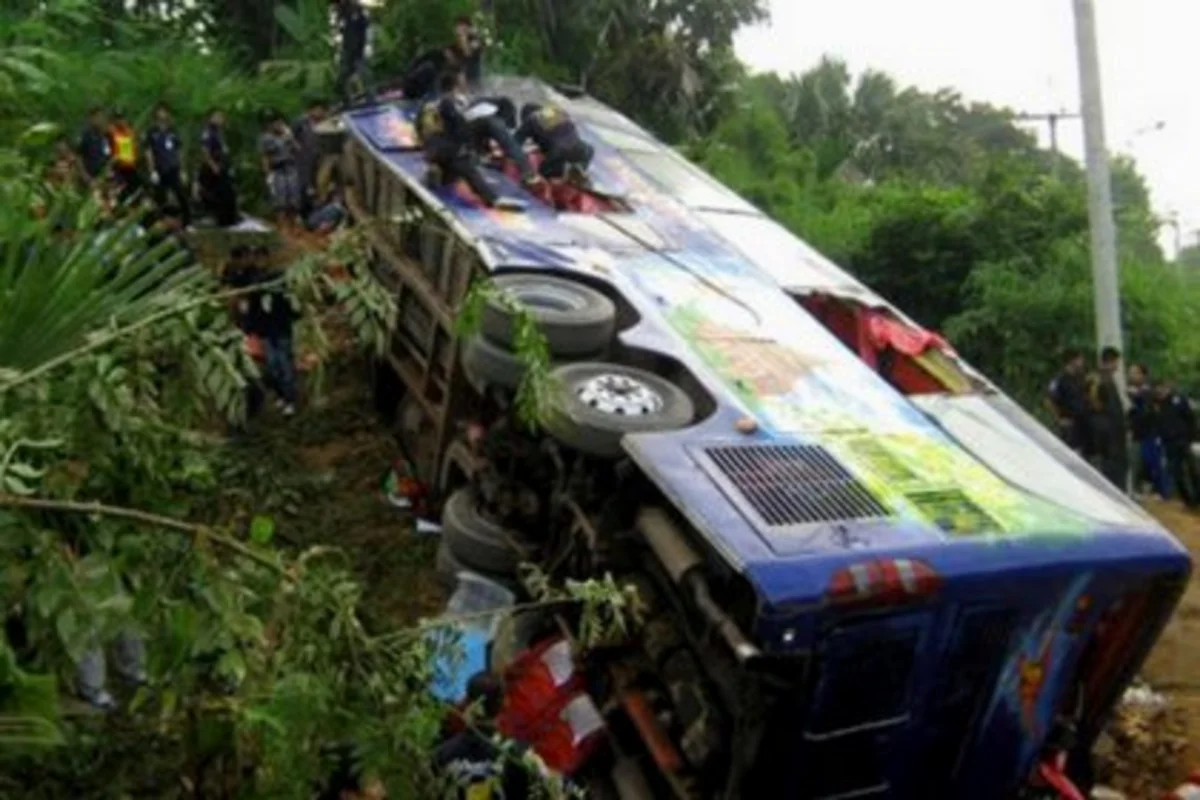 Thailand: 1 killed, 31 injured in a bus crash