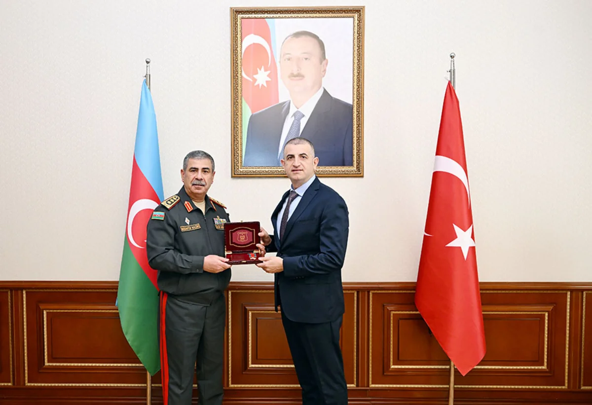 Zakir Həsənov Haluk Bayraktarı medalla təltif edib