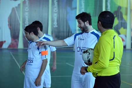 FIDE prezidenti Şəmkirdə şahmatçılarla futbol oynayıb