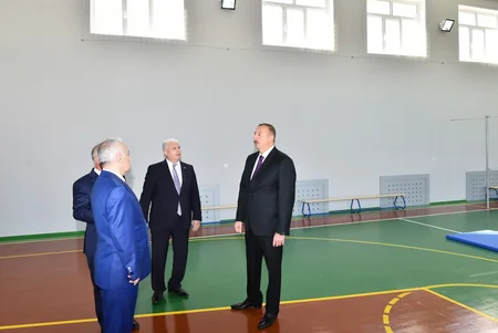 Prezident İlham Əliyev Bakıdakı 261 nömrəli məktəb-liseydə əsaslı təmirdən sonra görülən işlərlə tanış olub - YENİLƏNİB