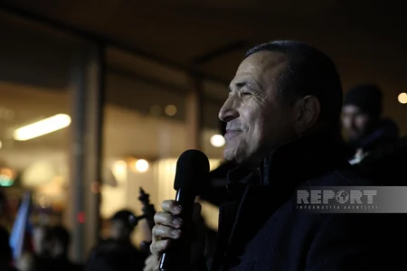 Bakıda Heydər Əliyev Mərkəzinin qarşısında xalq seçkinin ilkin nəticələrini izdihamla qeyd edir