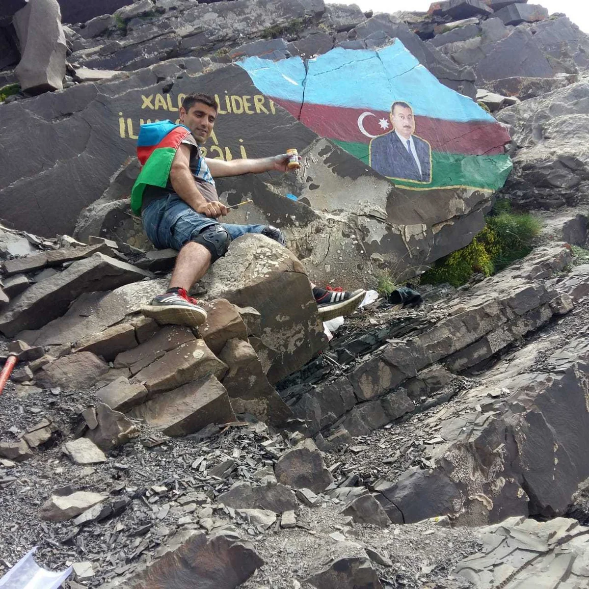 Qubalı alpinist Prezident İlham Əliyevin rəsmini Babadağ zivəsində qaya üzərinə çəkib