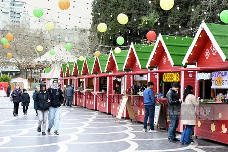 Yağışlı Bakı küçələrində baharın nəfəsi duyulur - FOTOREPORTAJ