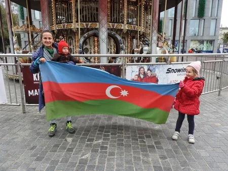 Dövlət Bayrağı Günü münasibətilə Dneprdə aksiya keçirilib