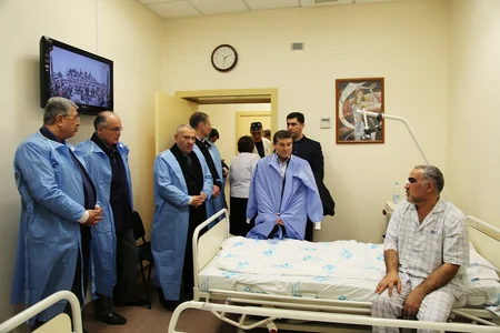 SOCAR-ın vitse-prezidentləri xəsarət alan neftçilərə baş çəkiblər - FOTO