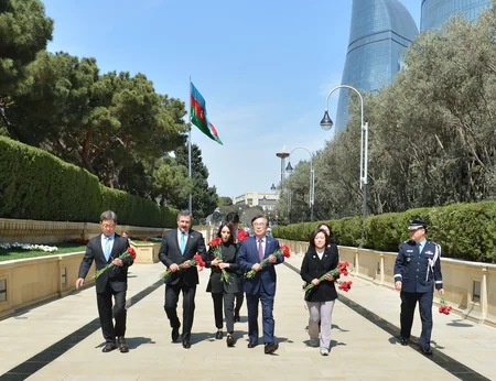 Koreyalı deputatlar Şəhidlər xiyabanını ziyarət ediblər