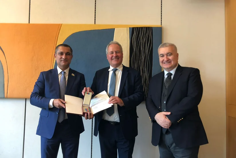 Bob Bləkmənə Milli Məclisin Fəxri medalı təqdim olunub
