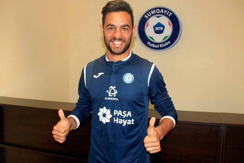 Millimizin sabiq futbolçusu pula görə klubundan ayrılır