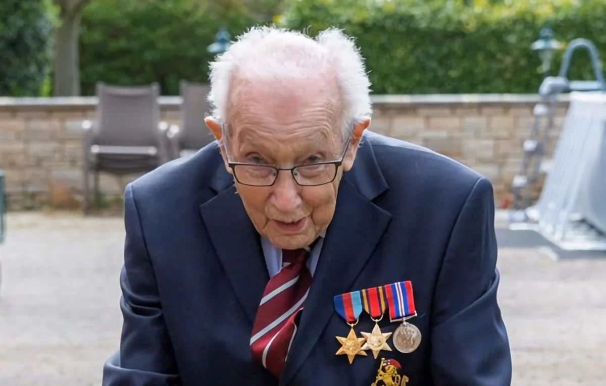 99-летний британец собрал 5 млн долларов пожертвований на борьбу с COVID-19