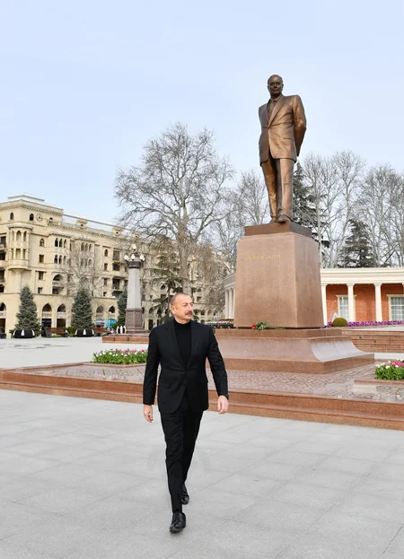 Prezident İlham Əliyev Gəncədə ümummilli lider Heydər Əliyevin abidəsini ziyarət edib