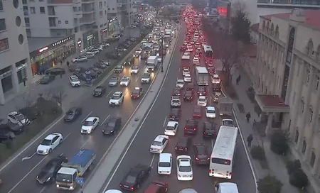 Bakıda nəqliyyat vasitələrinin hərəkətində sıxlıq yaranıb