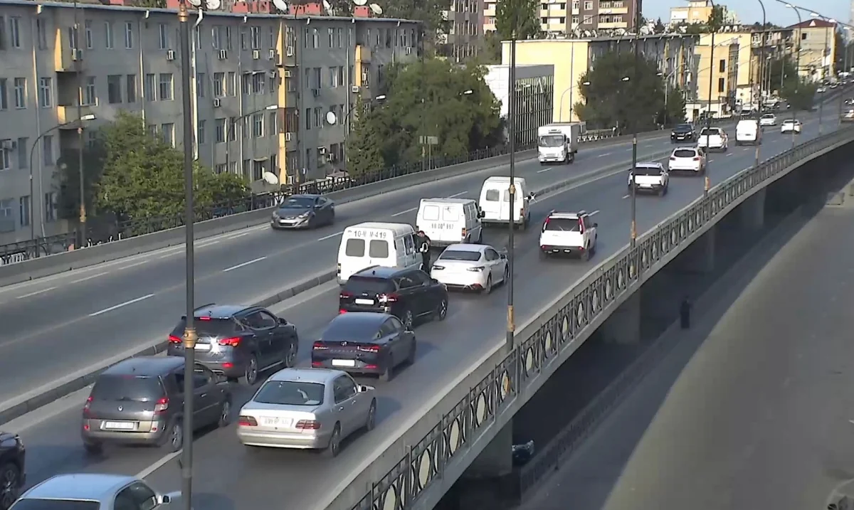 Bakıda körpünün üstündə qalan nasaz nəqliyyat vasitəsi yolda sıxlıq yaradıb