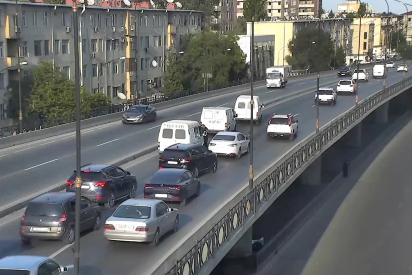 Bakıda körpünün üstündə qalan nasaz nəqliyyat vasitəsi yolda sıxlıq yaradıb