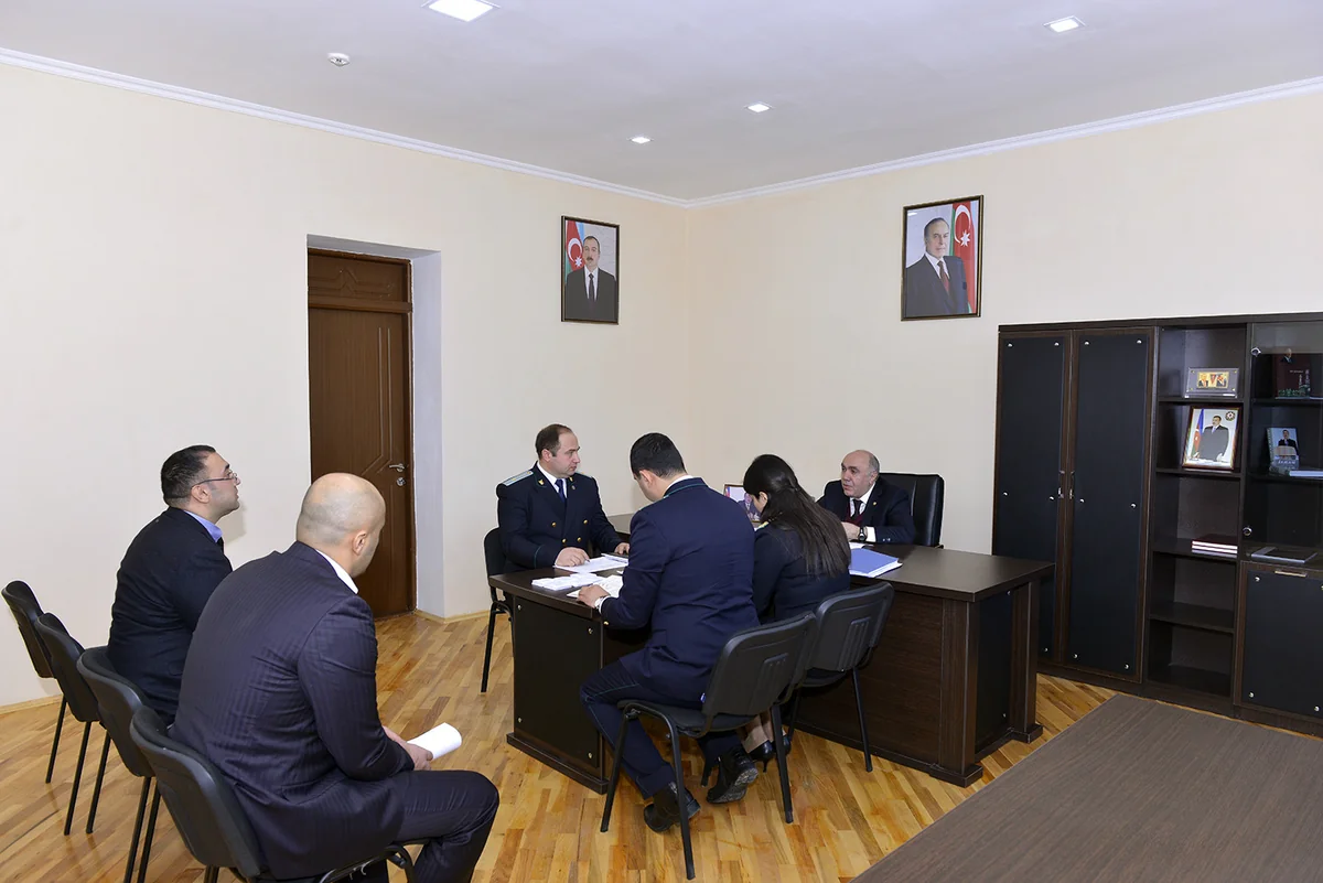 Baş prokuror Qobustan şəhərində vətəndaşları qəbul edib