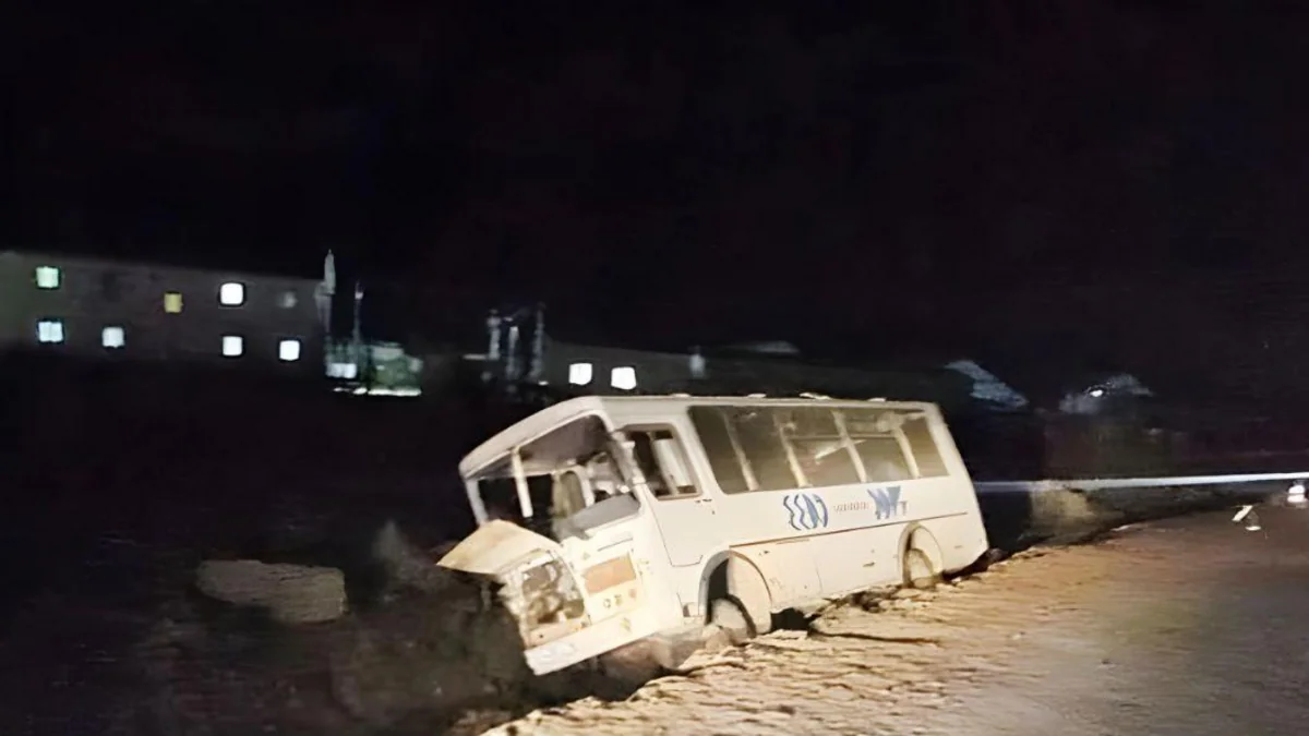На Сахалине после ДТП с автобусом госпитализировали шесть человек