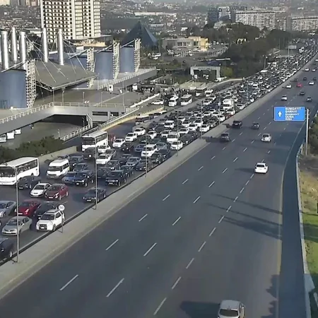 Bakının bir sıra yollarında tıxac yaranıb - SİYAHI