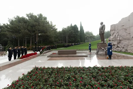 Daxili İşlər Nazirliyinin rəhbərliyi Heydər Əliyevin məzarını ziyarət edib