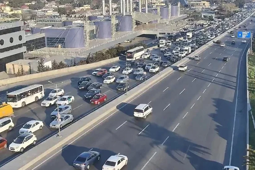 Bakının bir sıra yollarında nəqliyyatın sıxlığı yaranıb