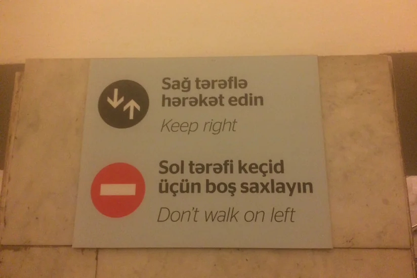 “Sol tərəfi keçid üçün boş saxlayın” - metro sərnişinləri bu yazını sanki görmürlər