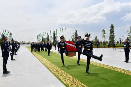 President Ilham Aliyev visits Independence Monument in Tashkent