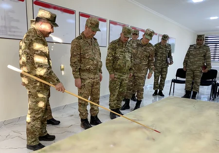 Azerbaijani Defense Minister watches exercises in commando units, gives additional instructions 