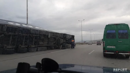 На трассе Алят-Астара перевернулись два большегрузных автомобиля - ФОТО