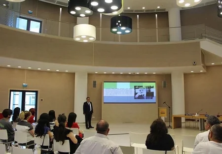 ADA-da “Publisistika və Köşə Yazarlığı” mövzusunda seminar keçirilib