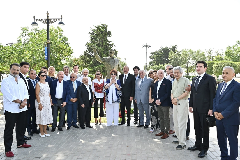 Ильхам Алиев и Мехрибан Алиева приняли участие в открытии памятника Муслиму Магомаеву