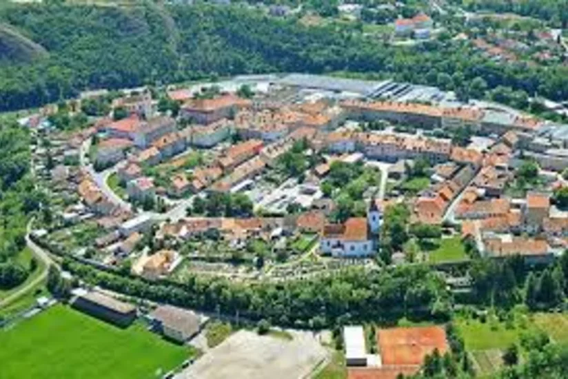 Çexiya Moravski Krumlov şəhərinin qəsrini hərraca çıxarıb