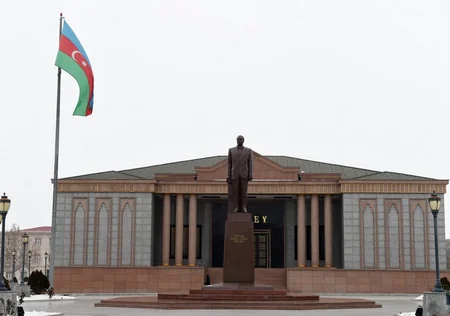 Prezident İlham Əliyev Naxçıvanda ümummilli lider Heydər Əliyevin abidəsini ziyarət edib