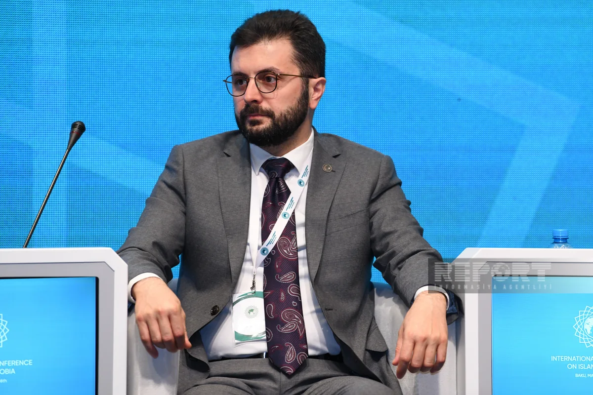 Türkiyəli mütəxəssis islamofobik hadisələri araşdıran təşkilat yaratmağı təklif edib