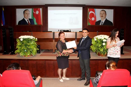 Bakı məktəblərində işləyən bir qrup müəllimə sertifikatlar təqdim olunub
