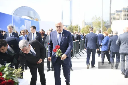 Anım Günü ilə əlaqədar Zəfər parkına ziyarət başlayıb