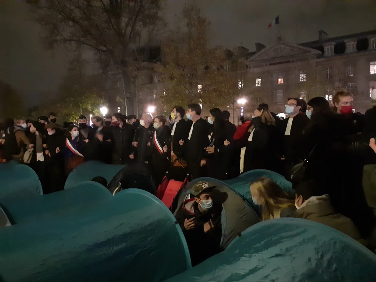 В Париже полиция разогнала расставивших палатки мигрантов