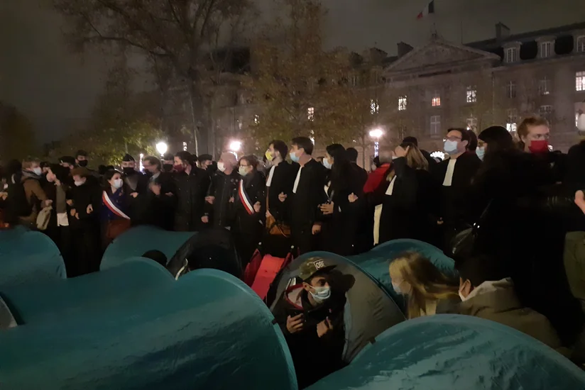В Париже полиция разогнала расставивших палатки мигрантов