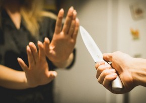 Sevgilisini öldürmək istəyən baş redaktor məhkəmə qarşısına çıxarılır