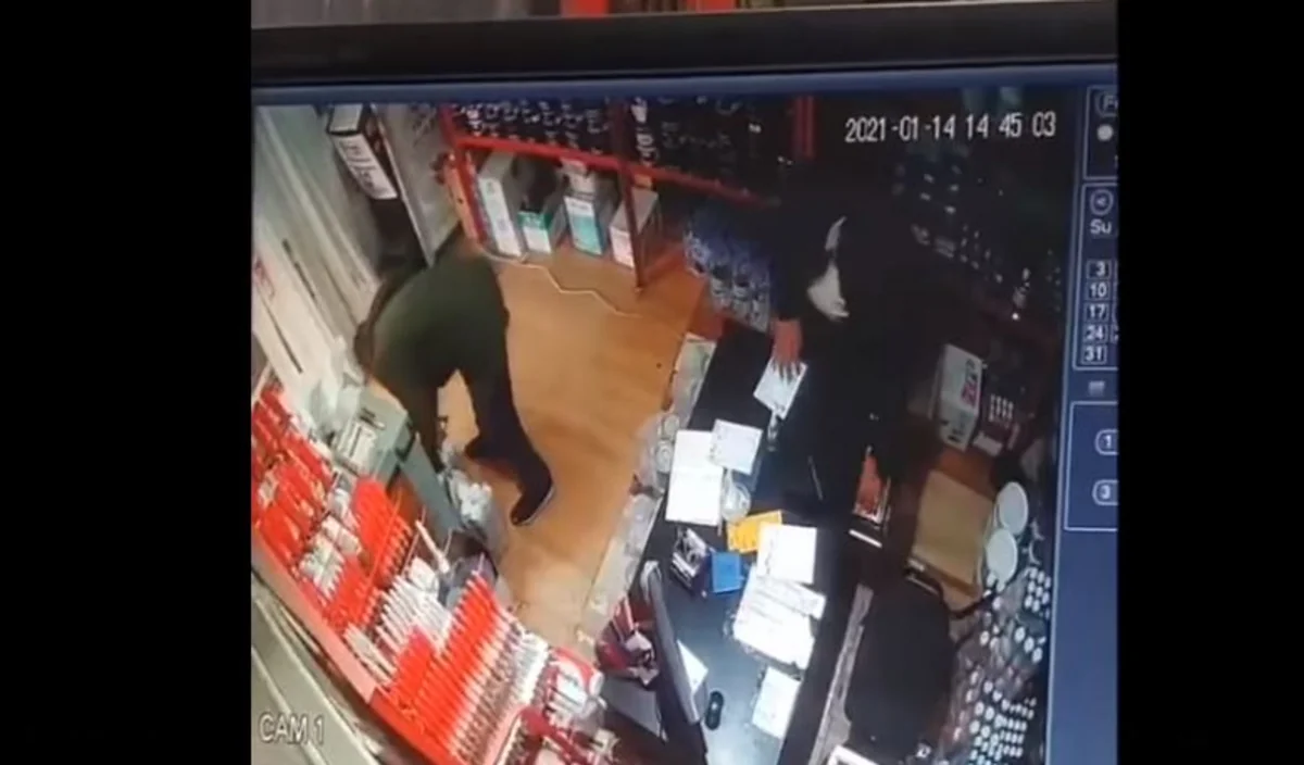 Bakıda müştəri mağaza sahibinin yanında pul oğurladı