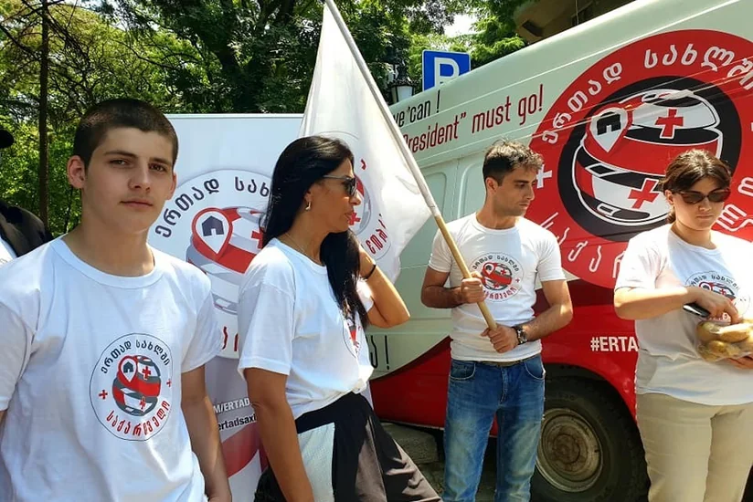 Gürcüstan prezidentinin sarayı qarşısında “kartof aksiyası” keçirilib