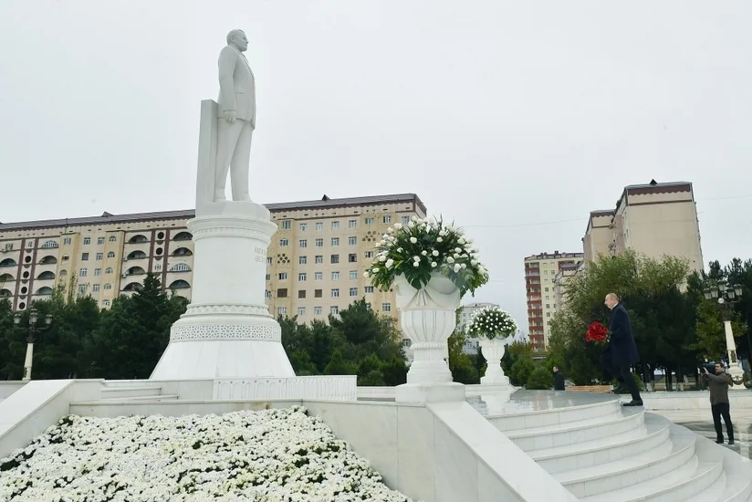 Ilham Aliyev visits statue of National Leader in Sumgayit