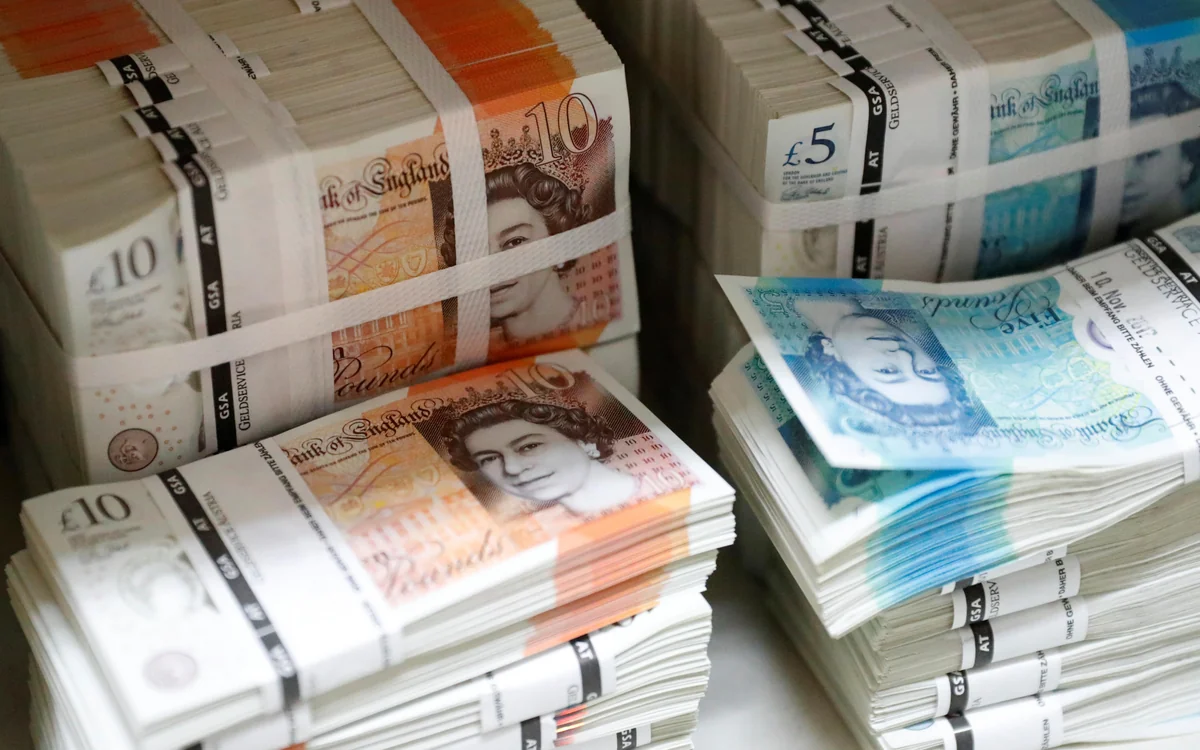 Фунт снизился к доллару перед выходом статистики инфляции в Великобритании