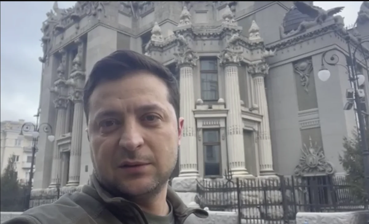 Zelenski: “Mən buradayam və silahı yerə qoymayacağıq”