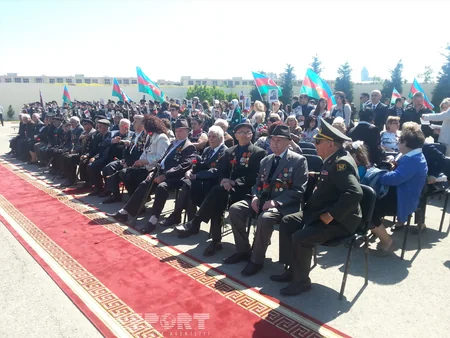 MDB ölkələrinin səfirləri Bakıda hərbi şərəf Memorialına gül çələngi qoyub