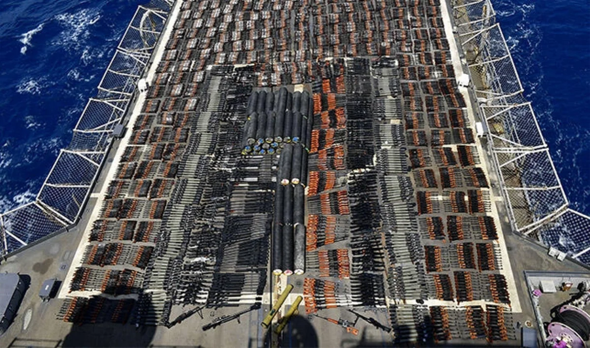 ABŞ Oman körfəzində silah-sursatla dolu gəmini ələ keçirib