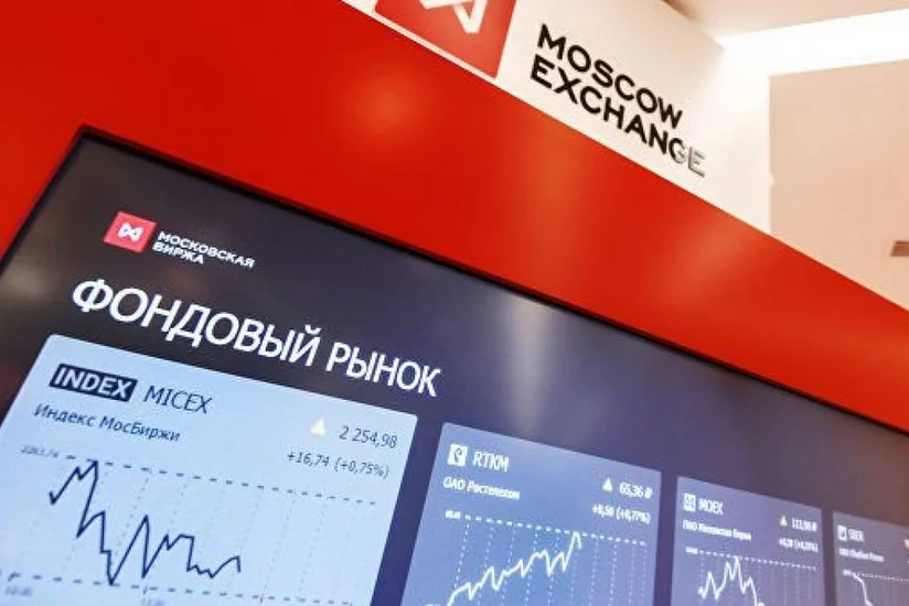 Российский рынок акций начал торги обрушением индексов